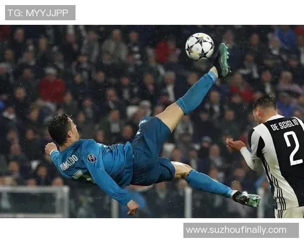 球迷疯狂冲进场内抢C罗球衣引发热议欧冠赛场奇观