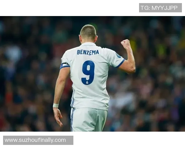 本泽马的传奇之路:从青涩小将到世界足球巨星的蜕变与辉煌 本泽马的传奇之路:从青涩小将到世界足球巨星的蜕变与辉煌